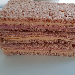 Sándwich de Miga Pan Negro Jamón Cocido y Queso (6 unidades)