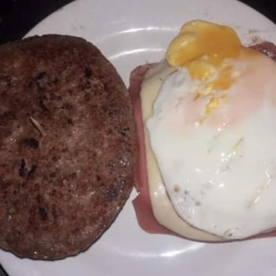 2 Hamburguesas Completa con Papas Fritas