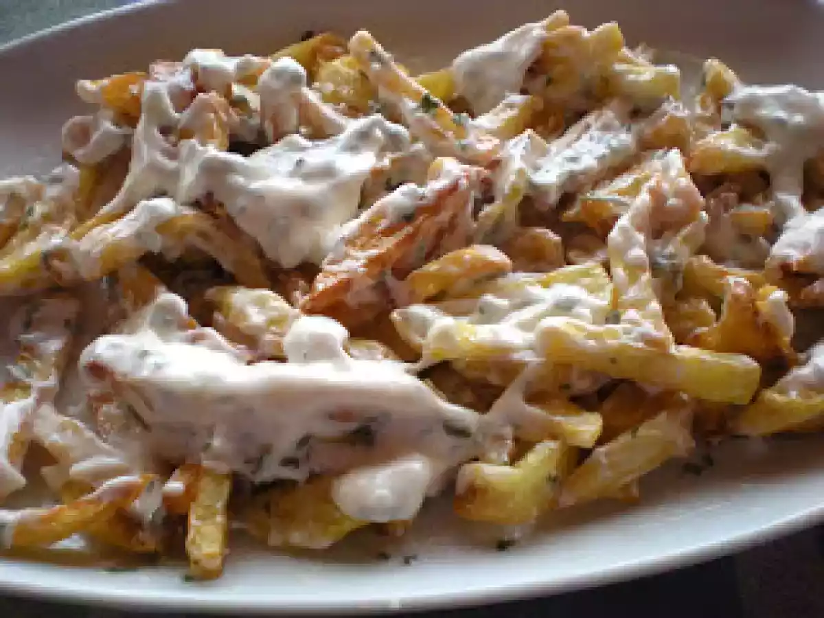 Papas fritas con pollo cebolla y aioli
