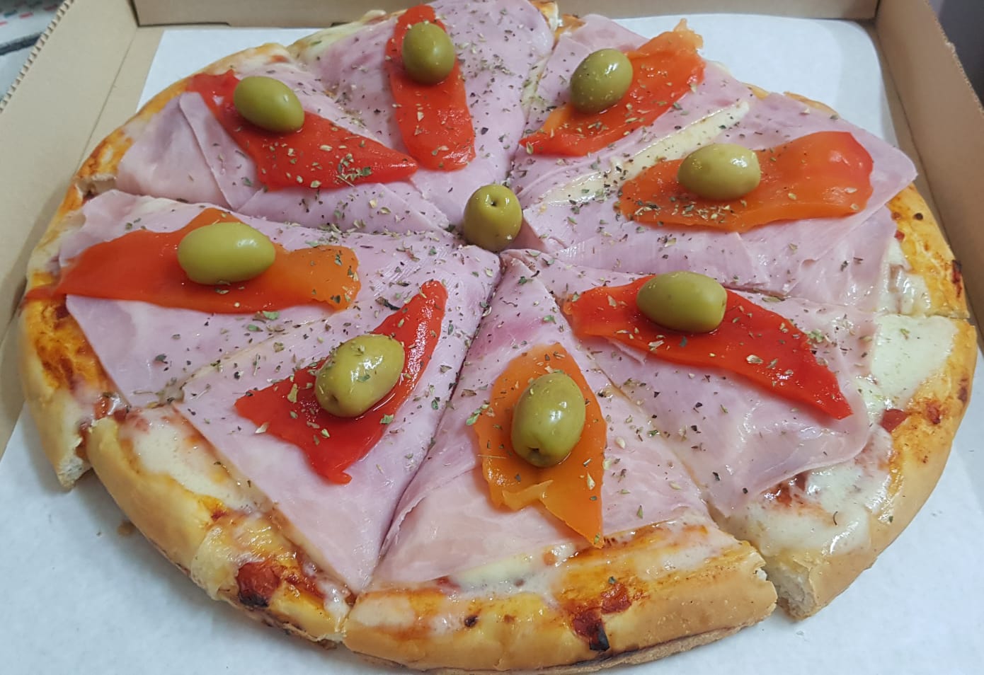 Pizza Jamón y Morrones