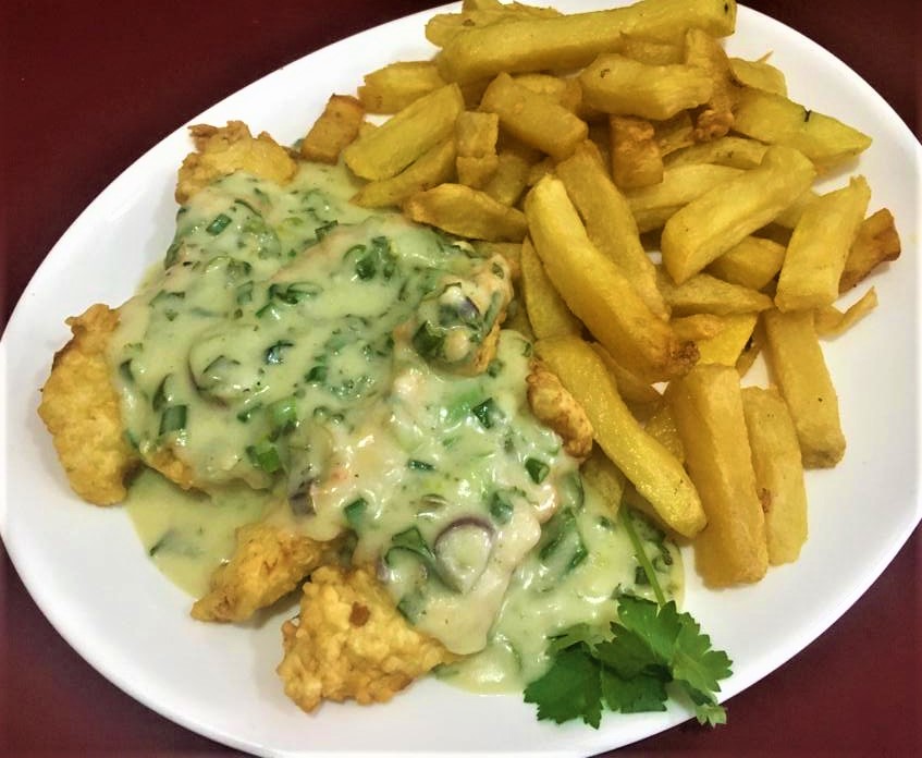 Milanesa de Pescado con Queso y Salsa de Verdeo + Fritas
