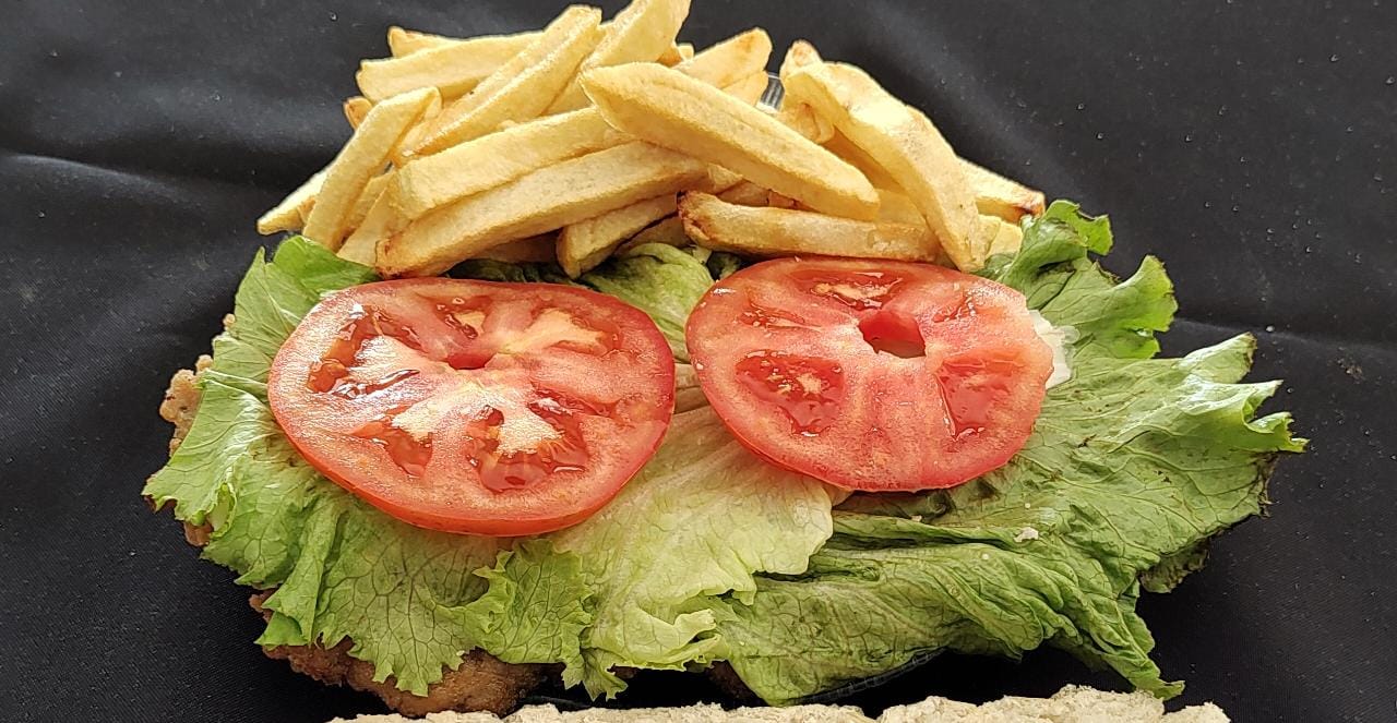Sándwich de Milanesa Con Lechuga y Tomate