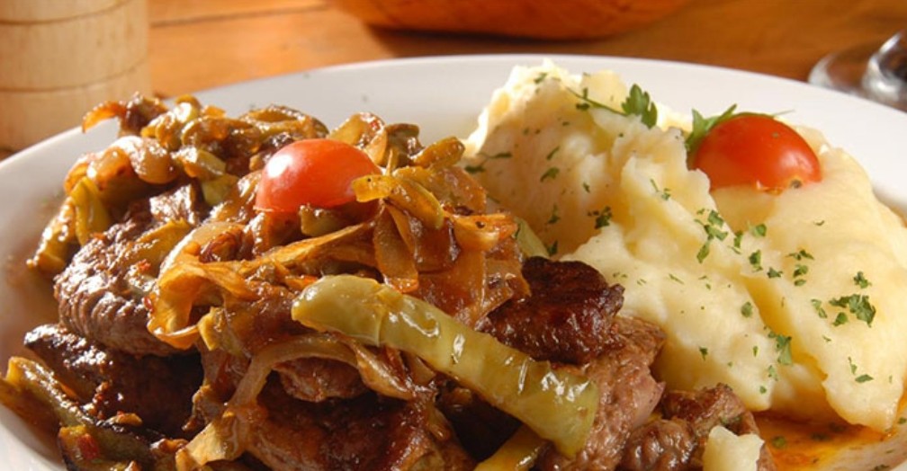 Bifes a la Criolla con Puré de Papas