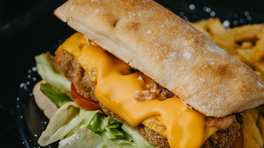 Sánguche De Milanesa Cheddar Y Papas