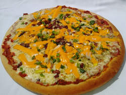 Pizza Cheddar jamón y papas fritas 