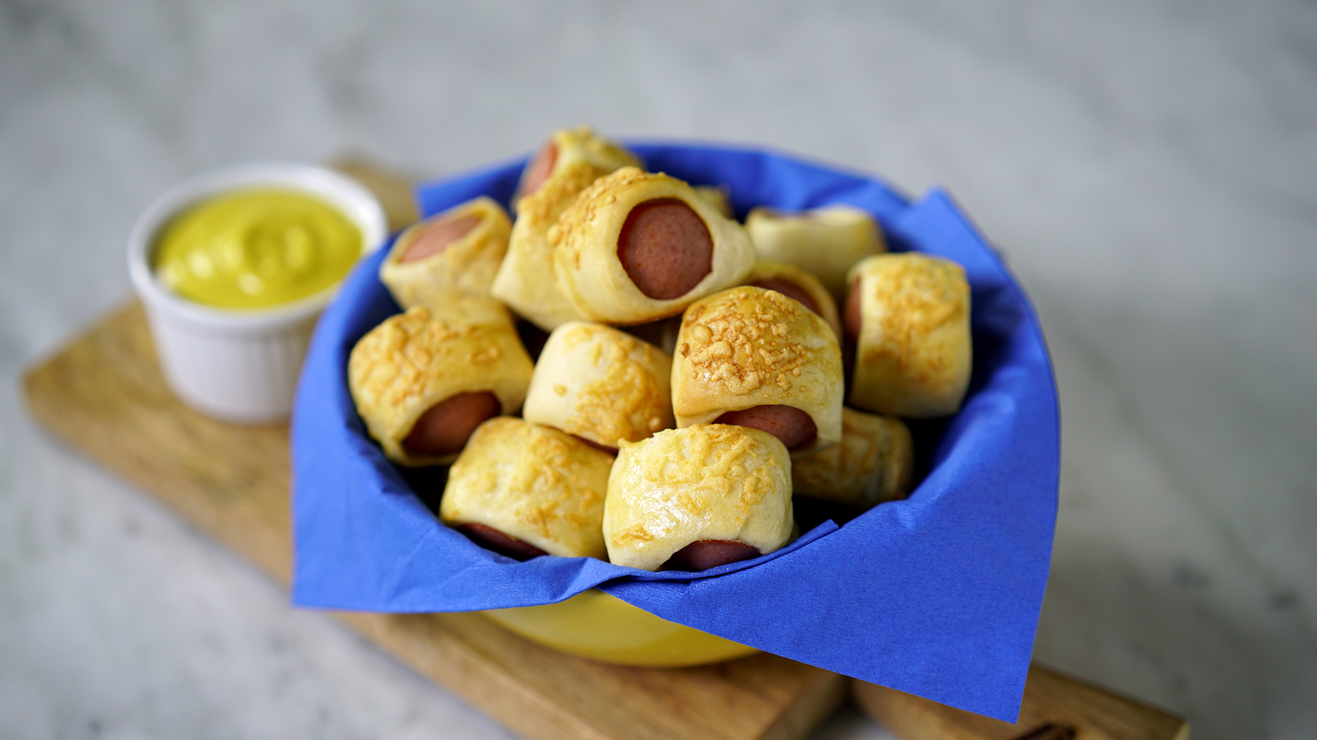 Mini Salchichas Envueltas  + Fritas 
