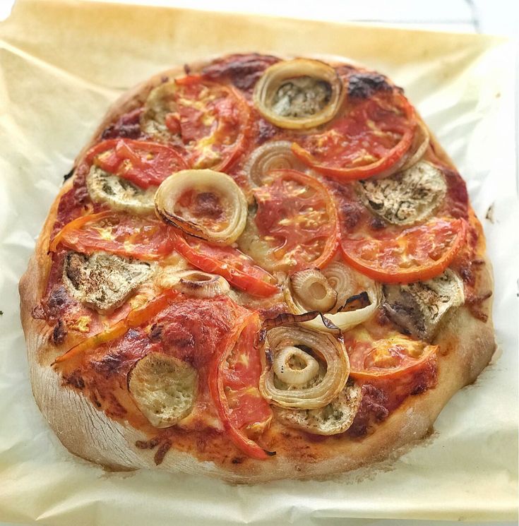 Pizza De Cebolla Y Tomate