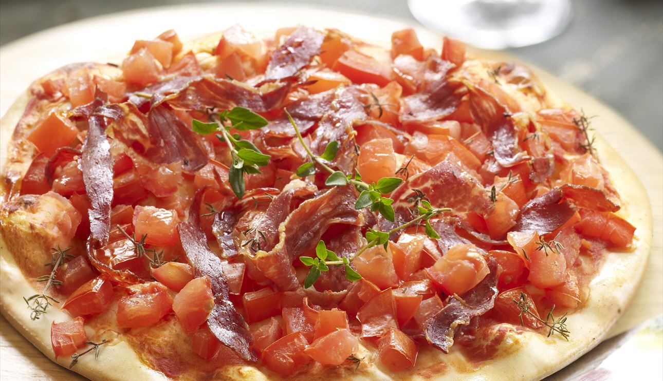 Pizza Muzza, Jamón Crudo y Tomate
