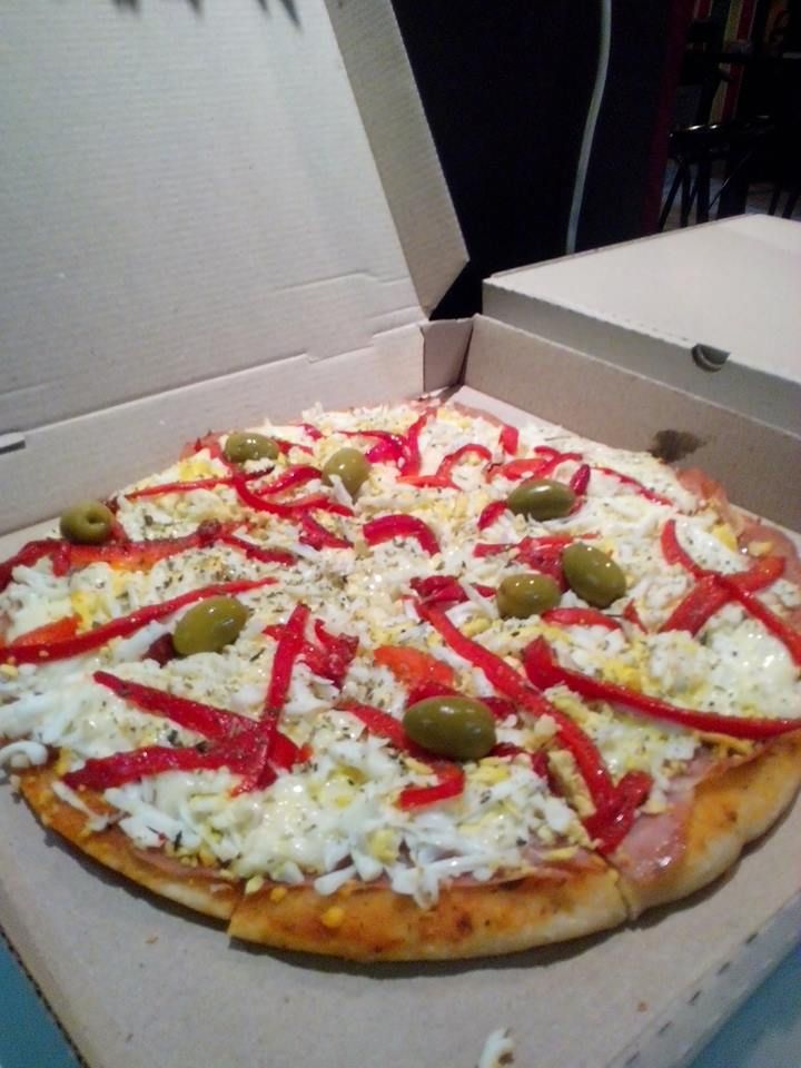 Pizza De Muzza Morron Y Huevo Duro