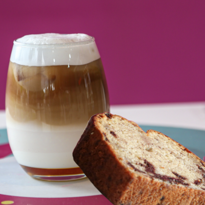 LATTE WOW SABORIZADO + BUDIN DE ARANDANOS