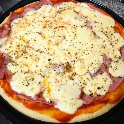 Pizza De Jamón Y Queso.