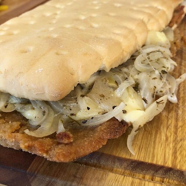 Dos Sánguches De Mila De Pollo Fuggaceta + Papas