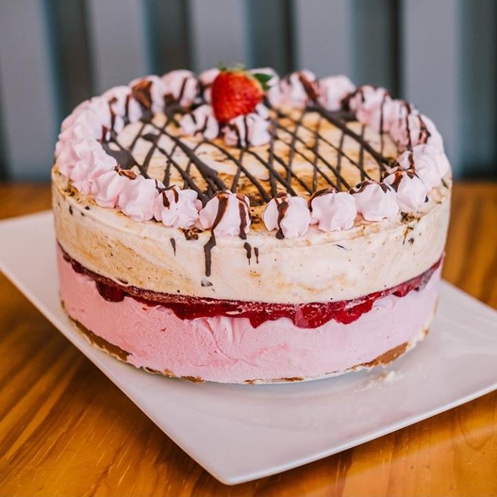 Torta Helada Frutilla Y Tramontana.