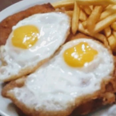 Milanesa a Caballo con Fritas