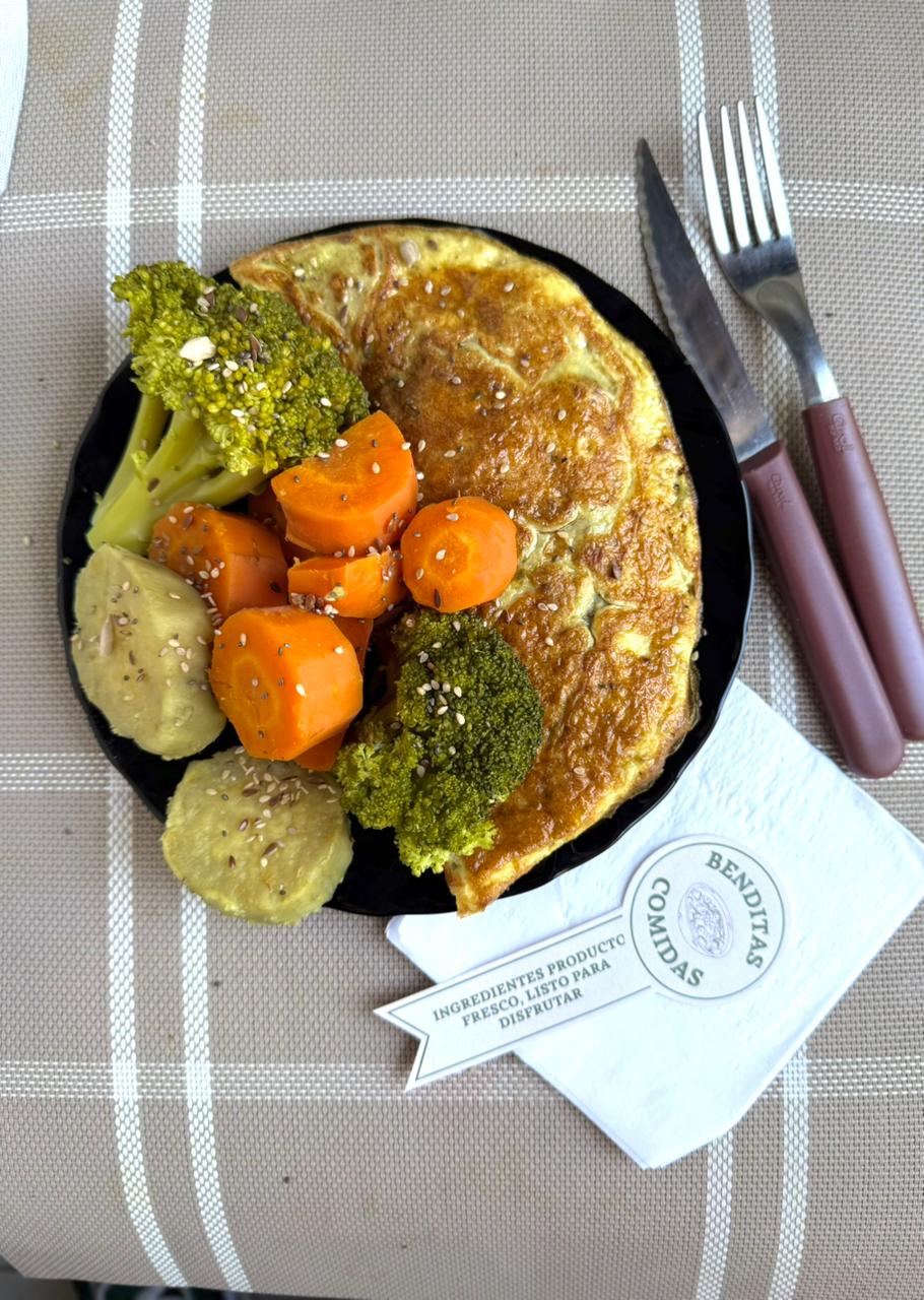 Omelette De Champis, Jamón Y Queso Acompañado De Brócoli, Zanahoria Y Batata