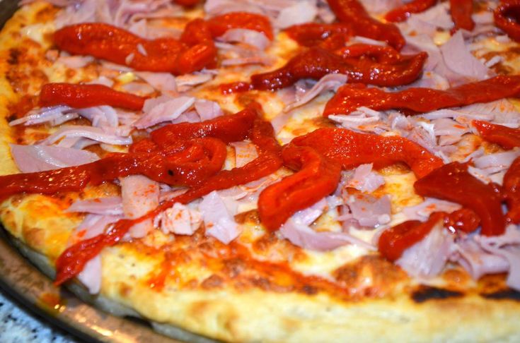 Pizza de jamón y morrones 