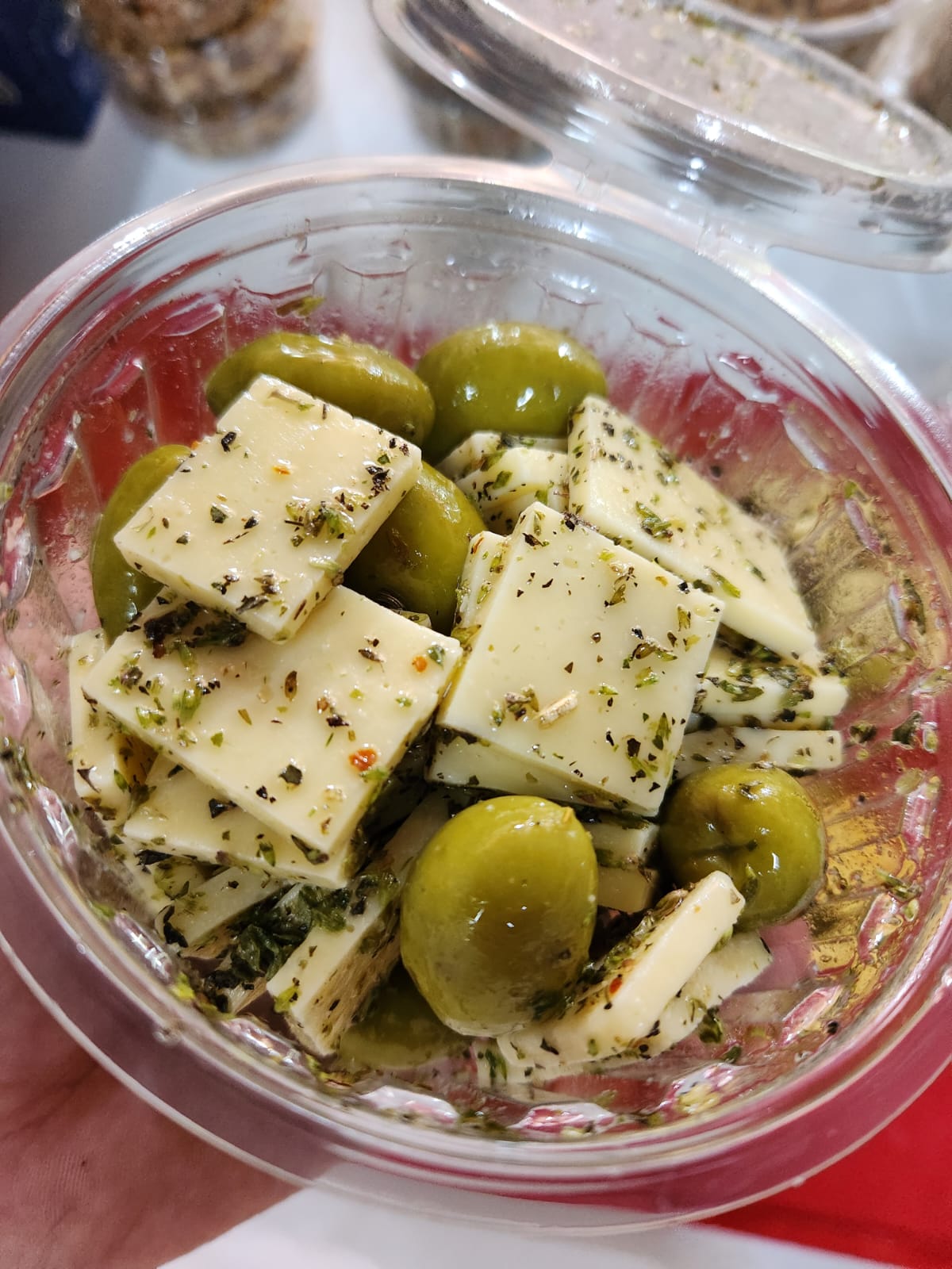 Aceitunas verdes y queso en orégano 