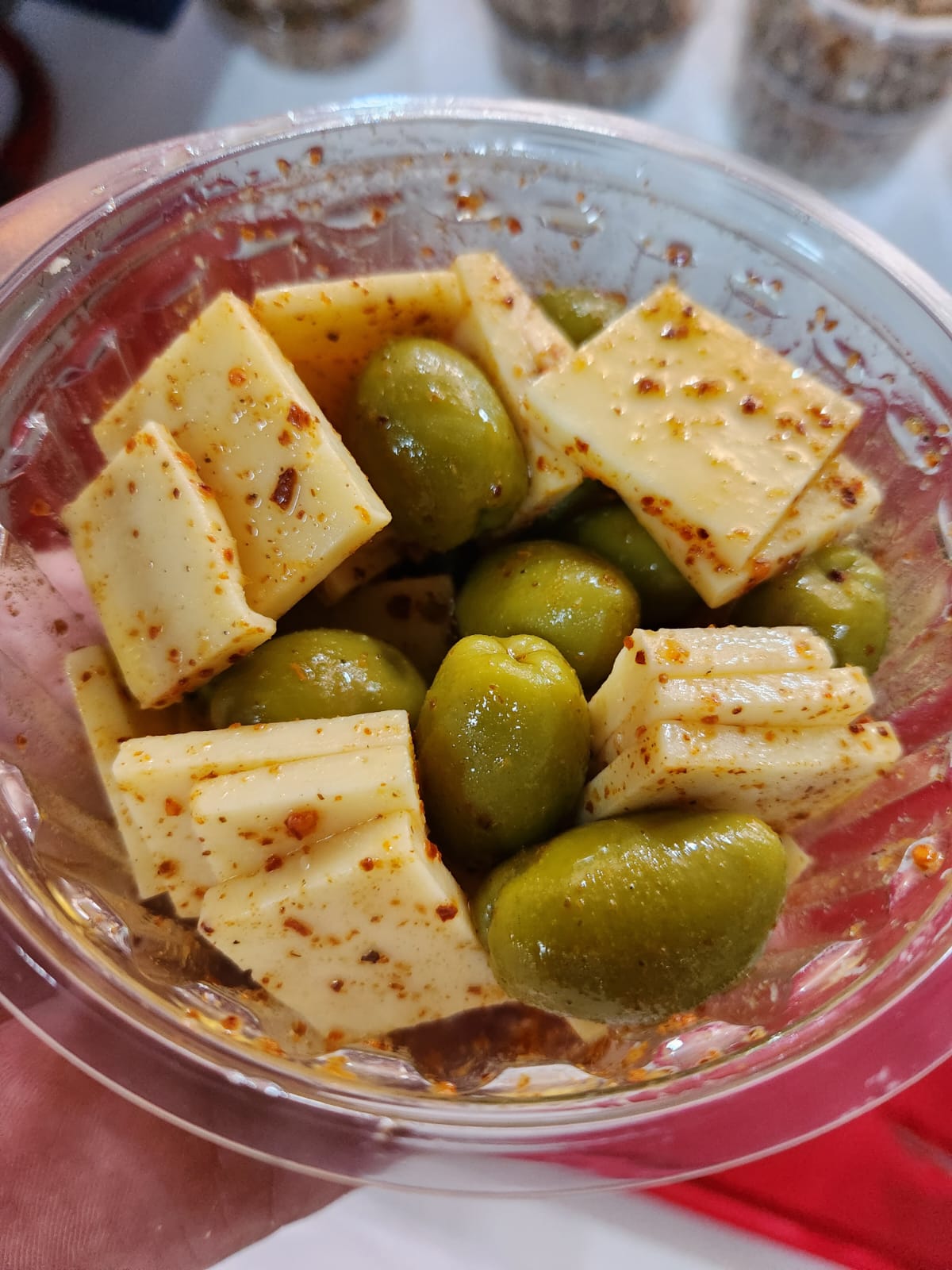 Aceitunas verdes y queso al ají molido