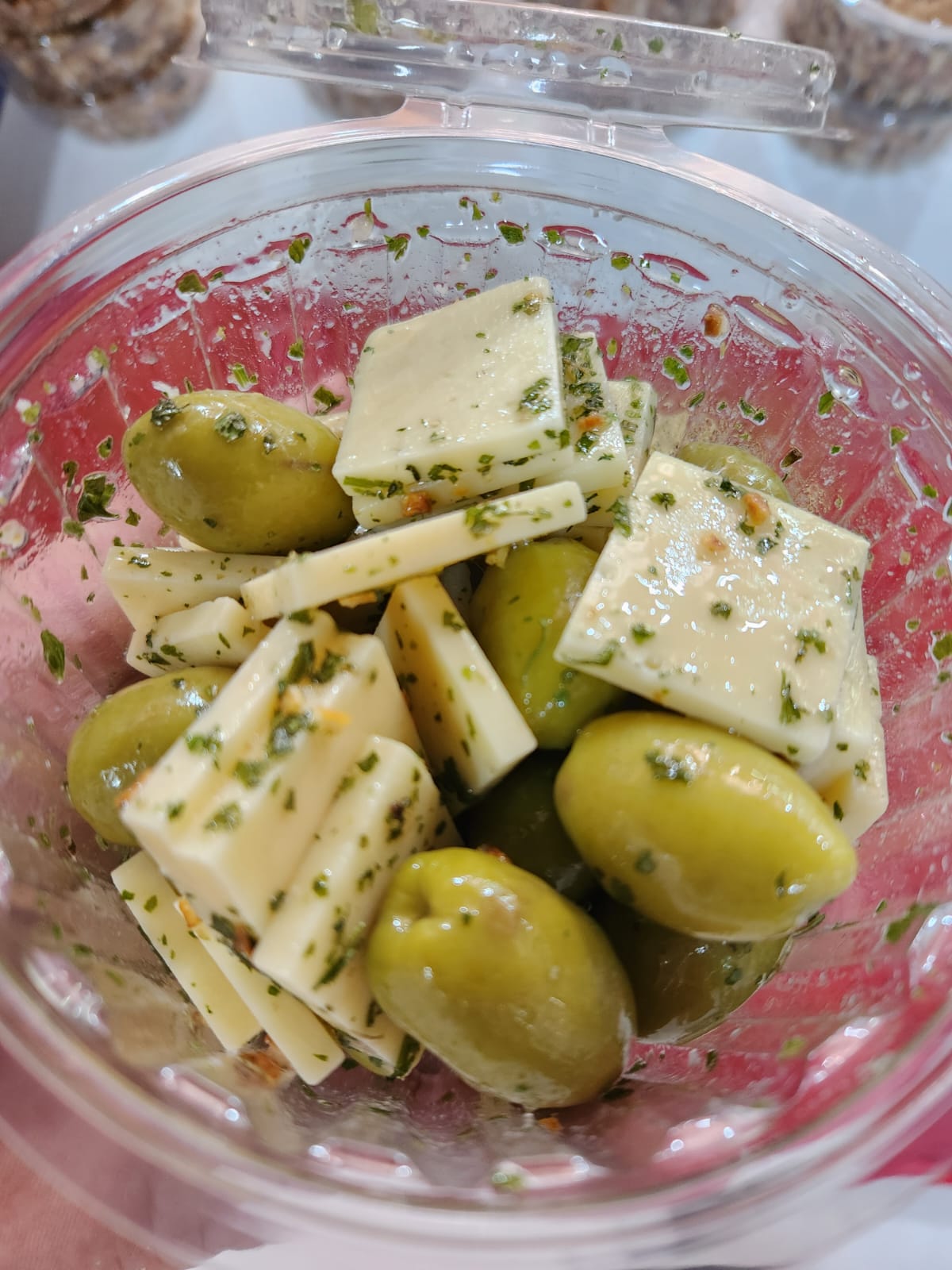 Aceitunas verdes y queso a la provenzal