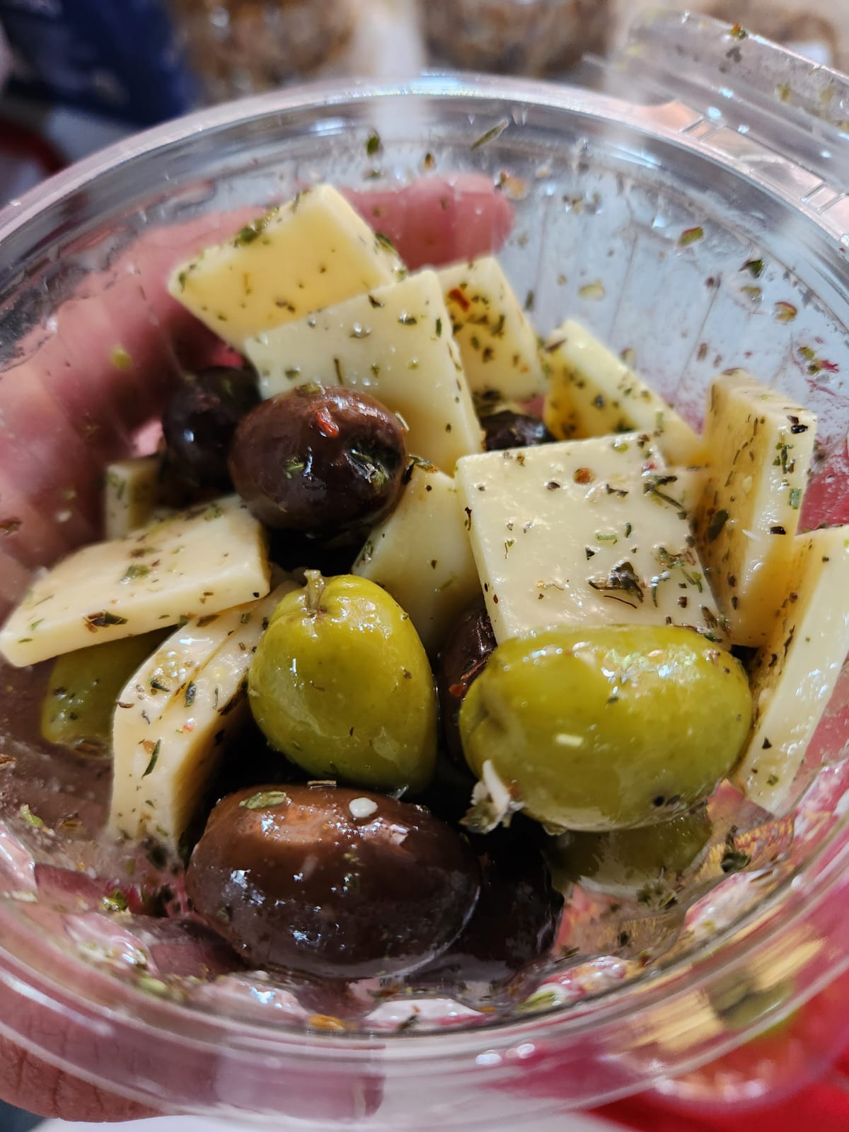Aceitunas verdes, negras y queso a la italiana