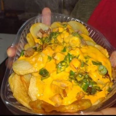 Papas Fritas Cheddar, Panceta Y Verdeo