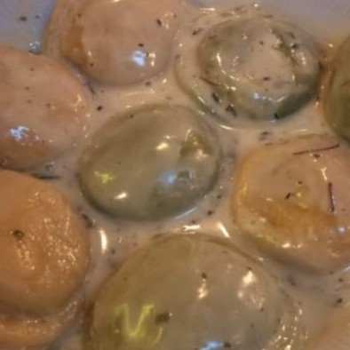 Sorrentinos Bicolor Con Suave Crema De Hierbas