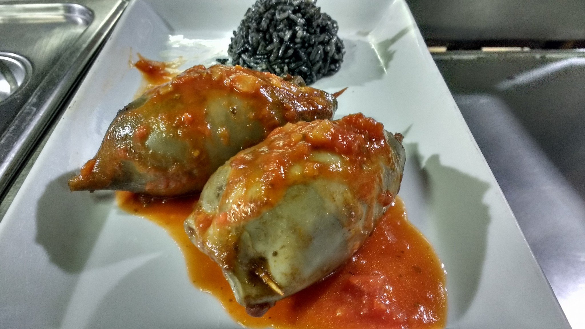 Calamar Relleno con Timbal de Arroz Negro
