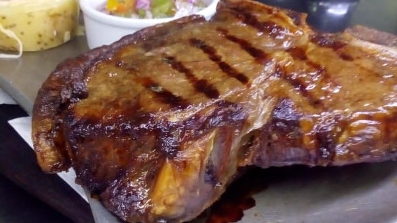 T-Bone Steak con Papas Rellenas