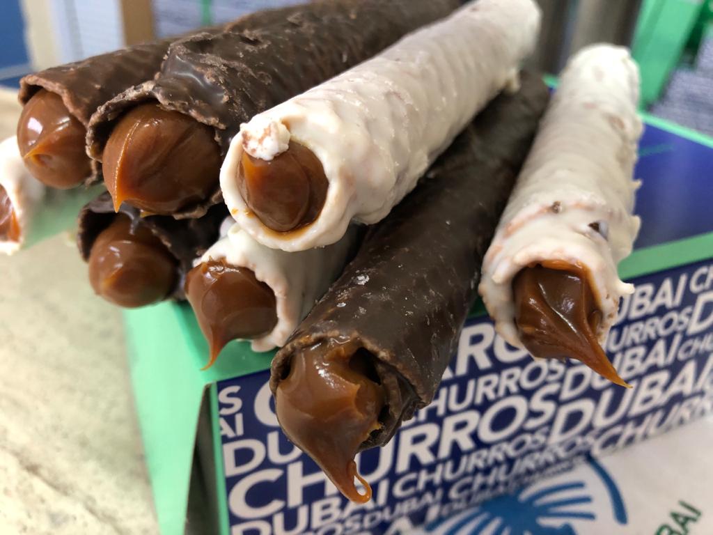 Docena de Cubanitos Bañados con Choc. Negro y Blancos