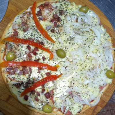 Pizza Mitad Bondiola Y Cebolla